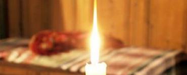 부정적인 에너지로부터 아파트나 집을 청소하는 방법: 기도, 촛불, 성수