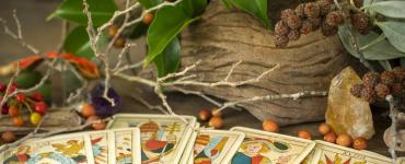 Tarot-Decks und -Layouts für Tarot-Anfänger-Leser Wahrsagerei mit Tarotkarten, wie man lernt