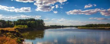 Il pittoresco fiume Ural scorre attraverso il territorio della Russia