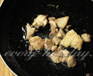 Курица с картошкой в горшочке — лучшие рецепты