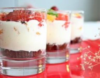 Dessert gelato con fragole e frutta